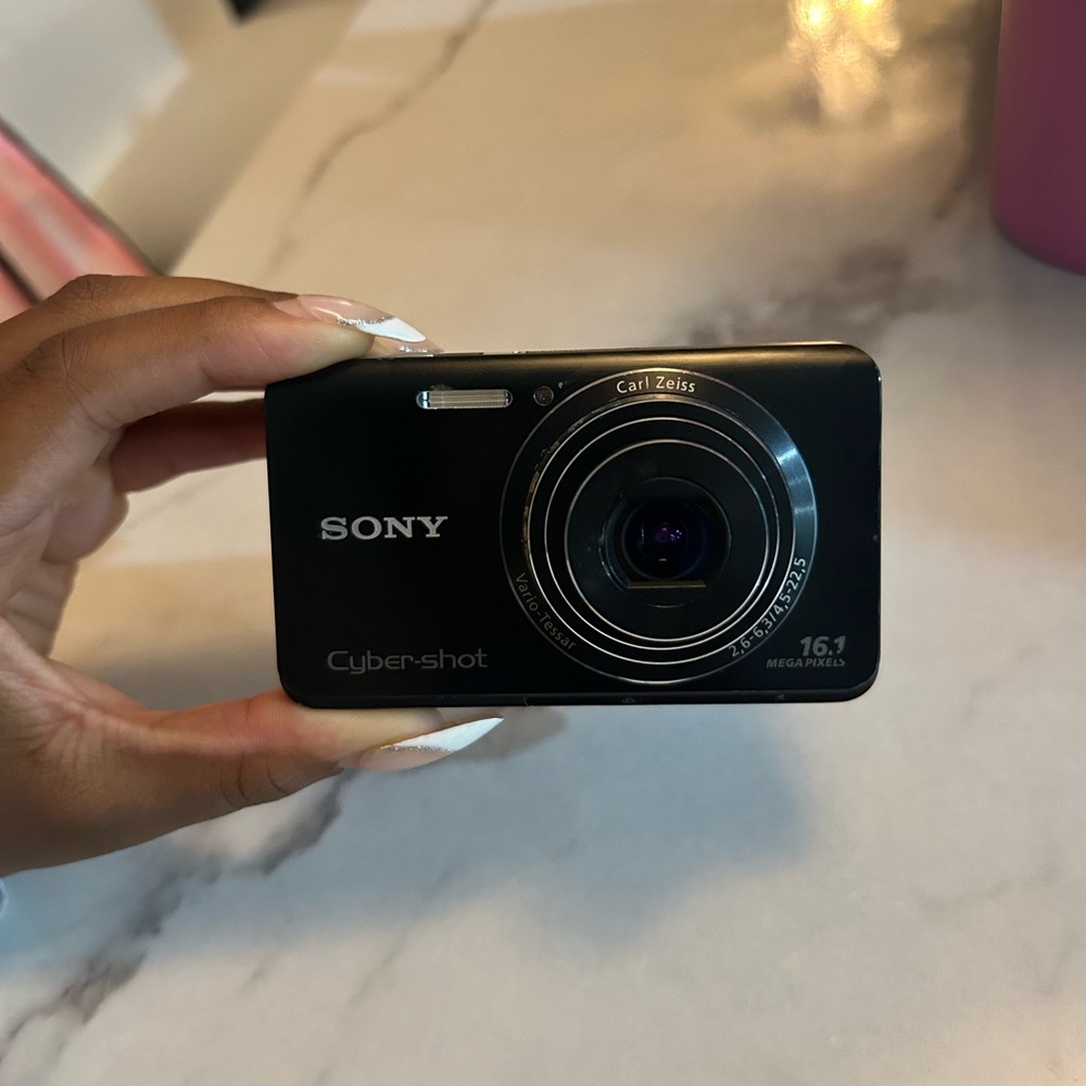Sony Cyber-shot Dsc-w650! comes with charger, SD card adaptor, and SD card.